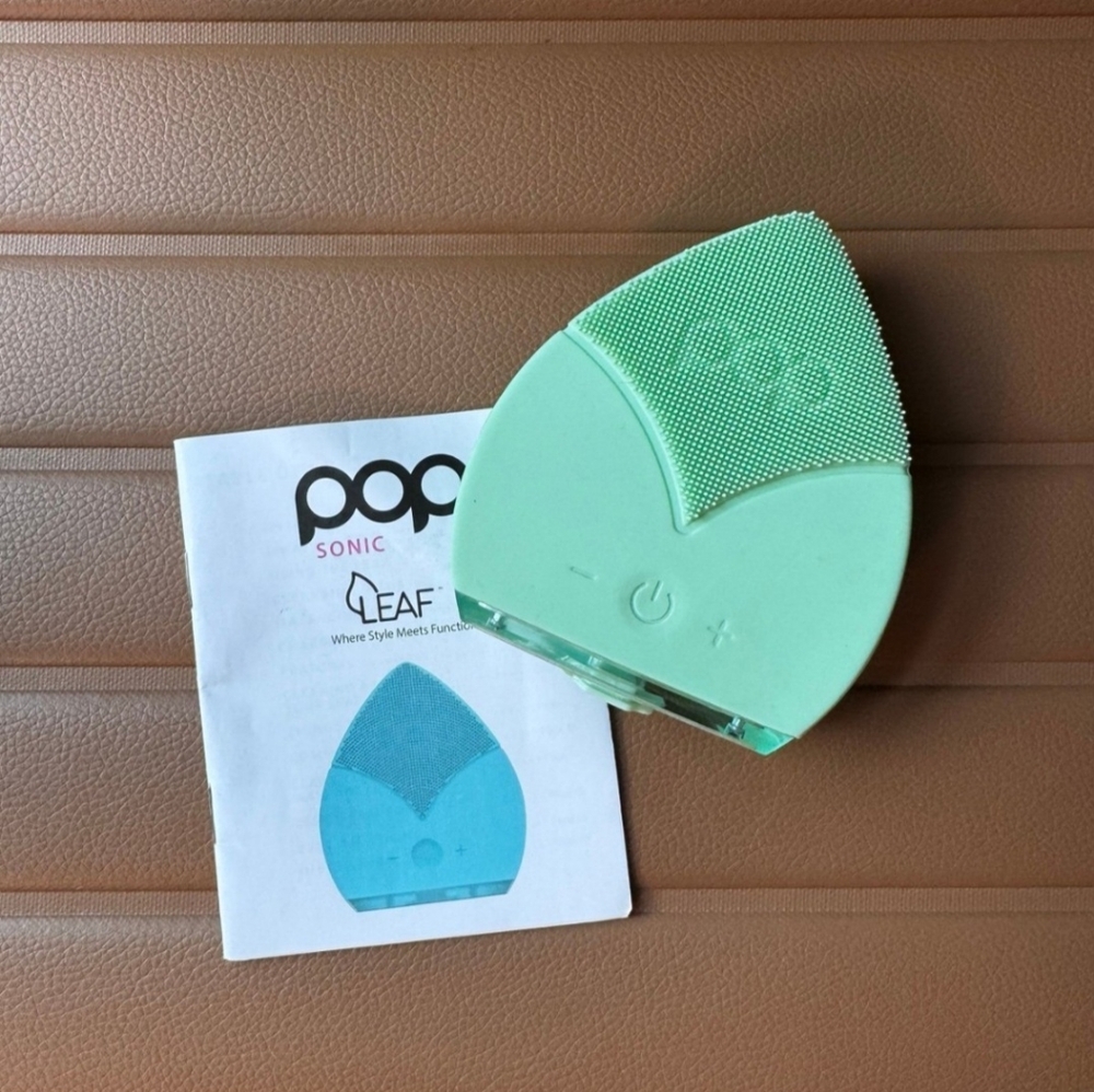 Pop Sonic Leaf Facial Cleansing Device in Mint Green